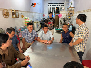 ĐOÀN CÔNG TÁC UBND XÃ PHÚ LÂM TIẾP TỤC ĐẾN TỪNG HỘ DÂN VẬN...