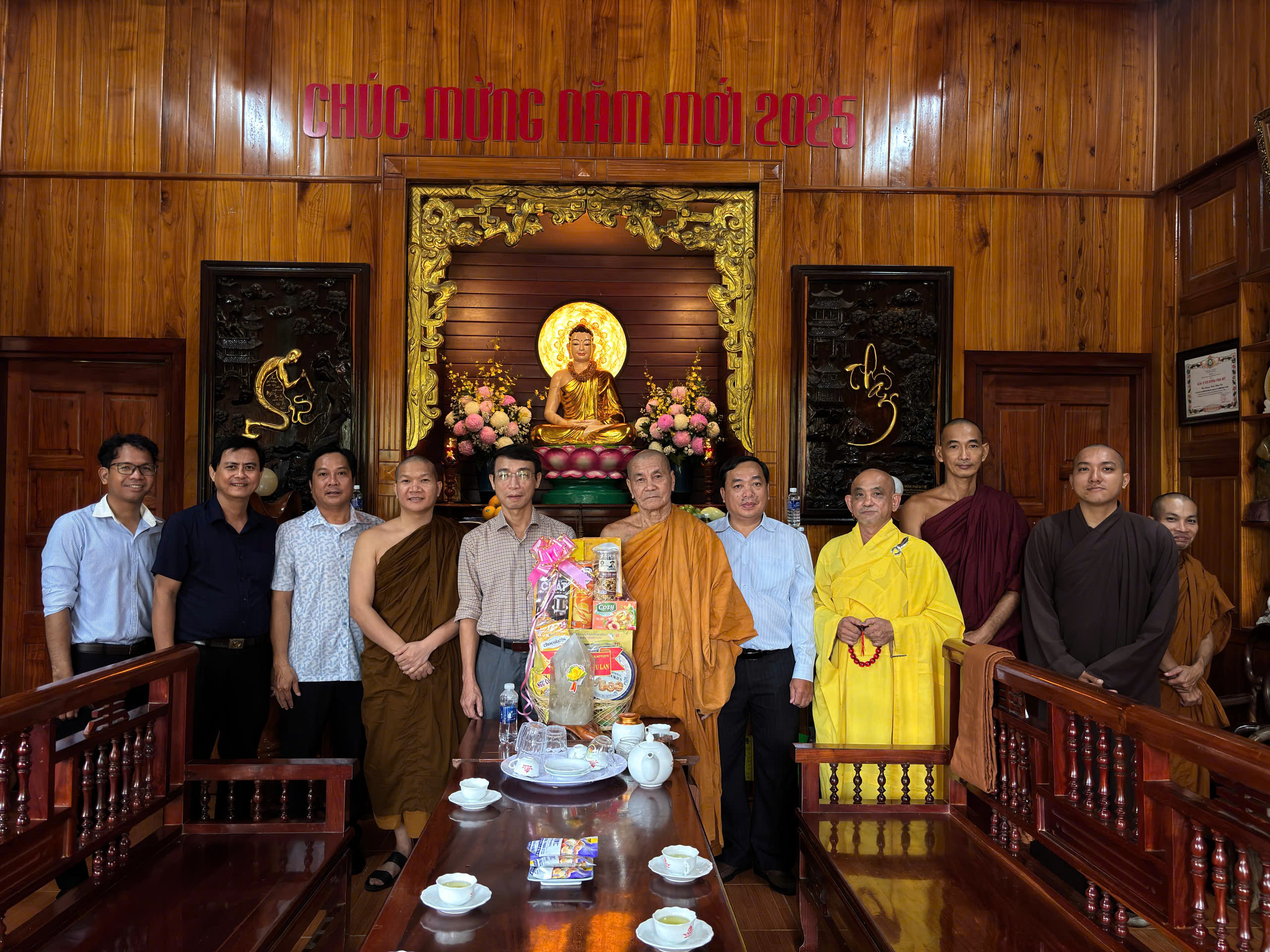 UBND xã Phú Lâm tổ chức thăm và chúc mừng các cơ sở Phật giáo nhân dịp Lễ Vu Lan 2025