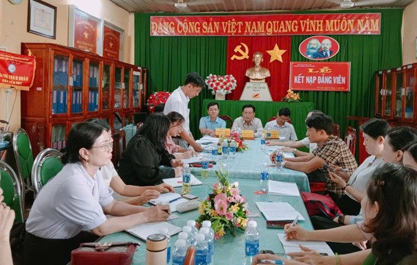 Các ban đảng Đảng ủy xã Phú Lâm dự sinh hoạt chi bộ trường Tiểu học Phù Đổng kỳ tháng 10 năm 2025