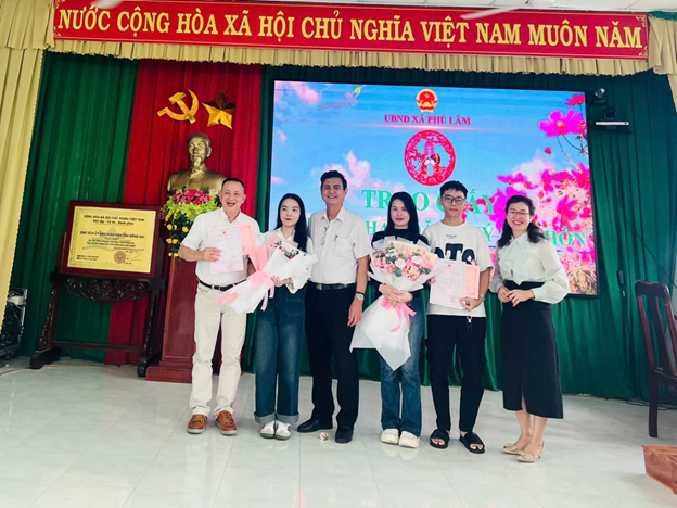 Ông Đỗ Xuân Hòa-PCT.UBND xã và Bà Nguyễn Thị Minh Tuyết-PGĐ.TTPVHCC  trao giấy kết hôn và tặng hoa chúc mừng các cặp đôi.