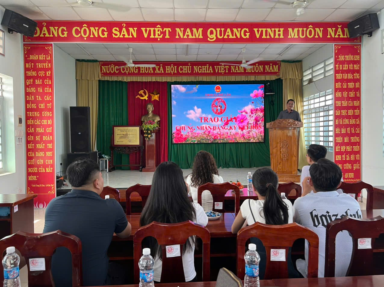 Ông Đỗ Xuân Hòa – PCT.UBND xã Phú Lâm phát biểu tại buổi trao giấy kết hôn