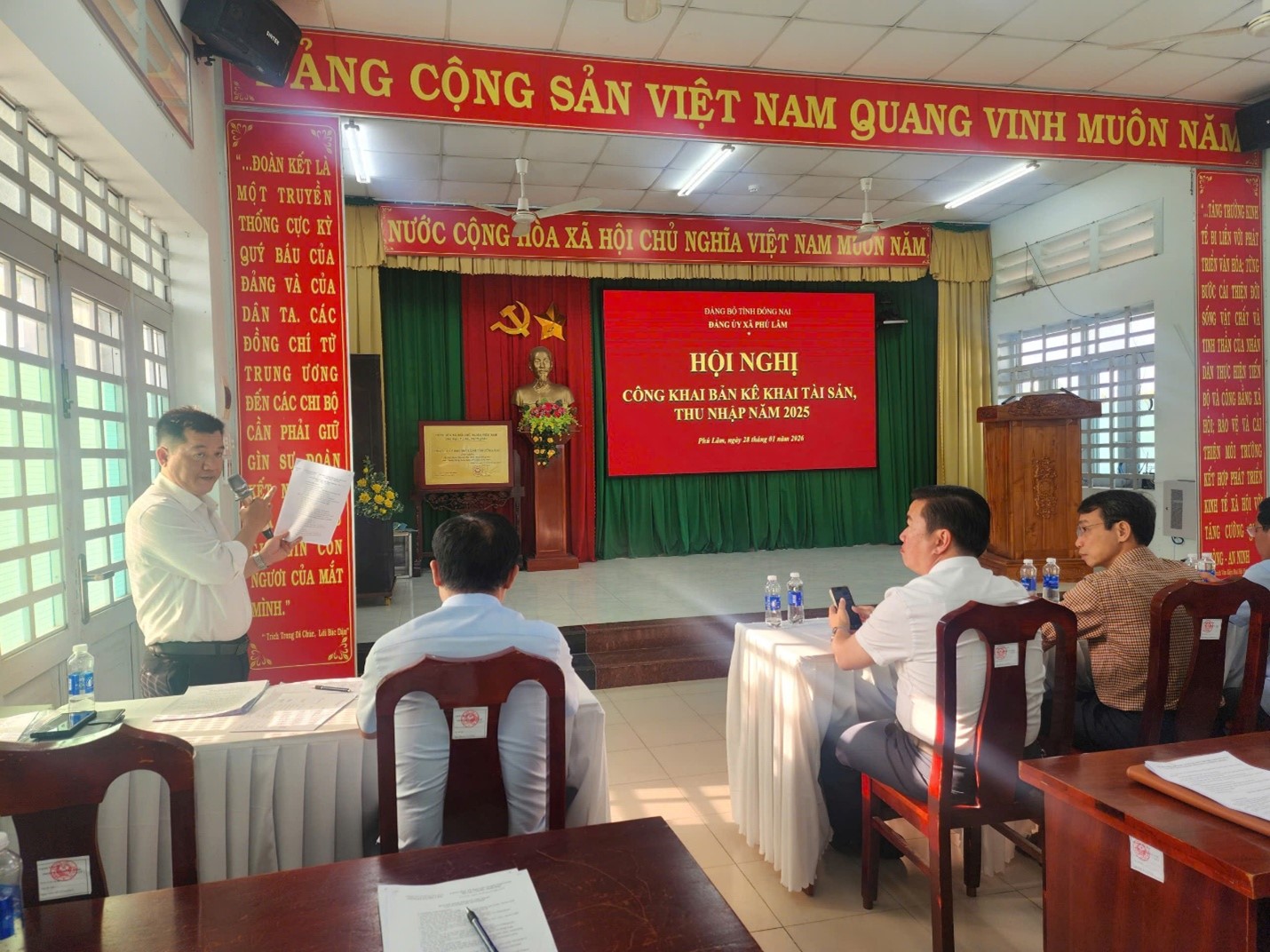 Đồng chí Nguyễn Tiến Thịnh – Ủy viên Thường vụ, Chủ nhiệm Ủy ban Kiểm tra Đảng ủy đóng góp bản kê khai tài sản của các đồng chí Đảng ủy viên