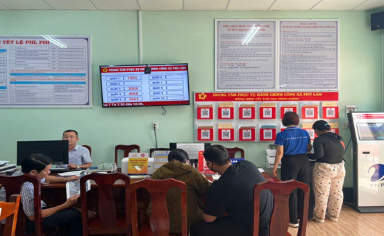 Hình 1: Niêm yết công khai TTHC và tờ khai mẫu.