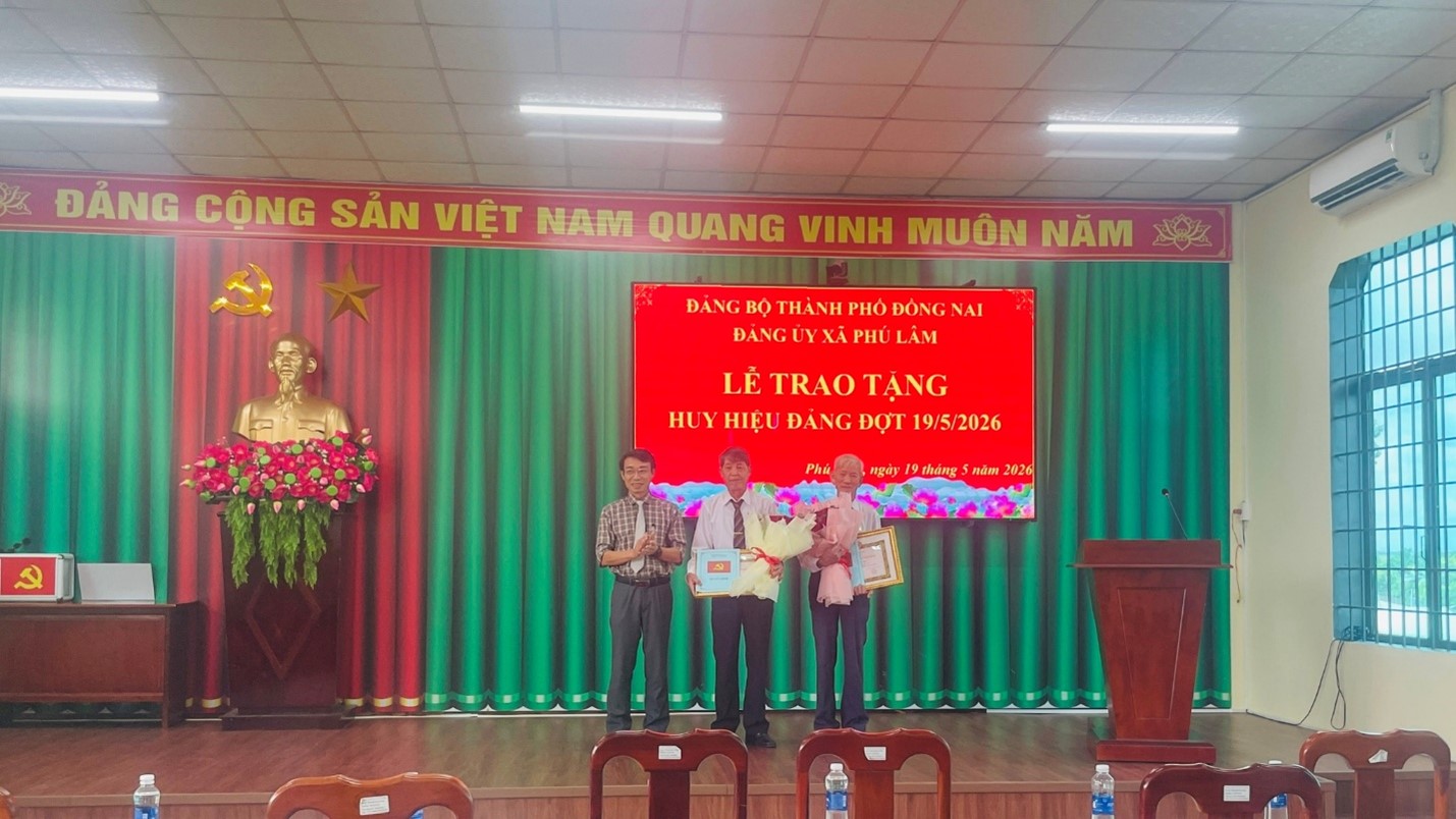 Quang cảnh lễ trao tặng huy hiệu đảng tại Đảng bộ xã Phú Lâm