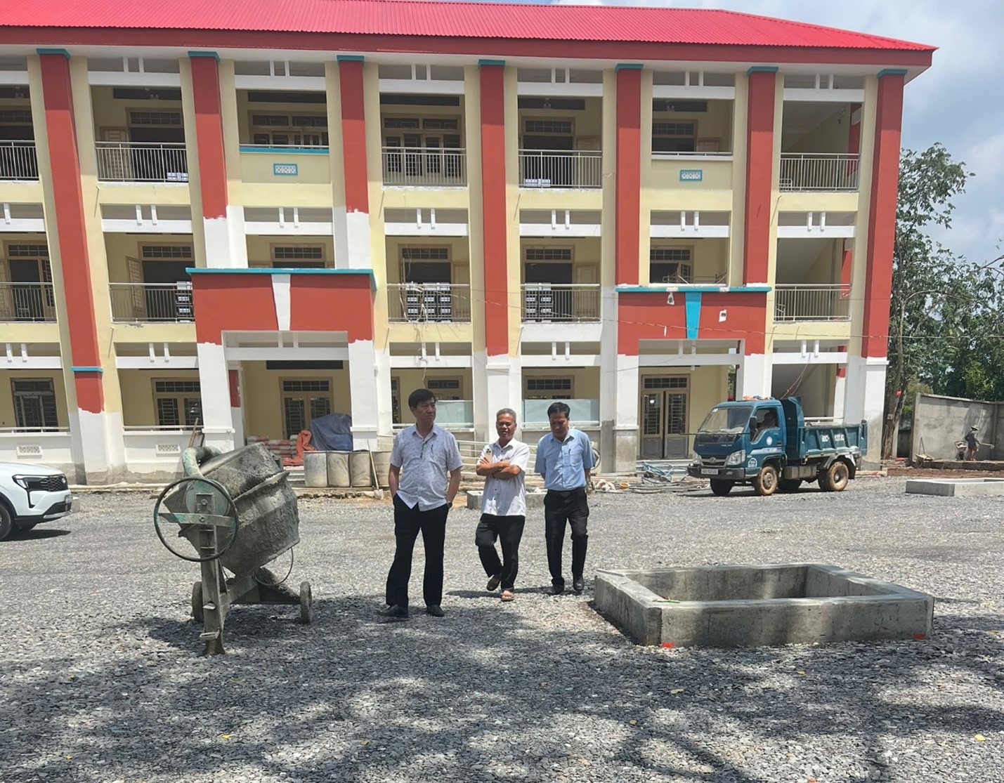 Quang cảnh khảo sát tại trường tiểu học Đinh Tiên Hoàng